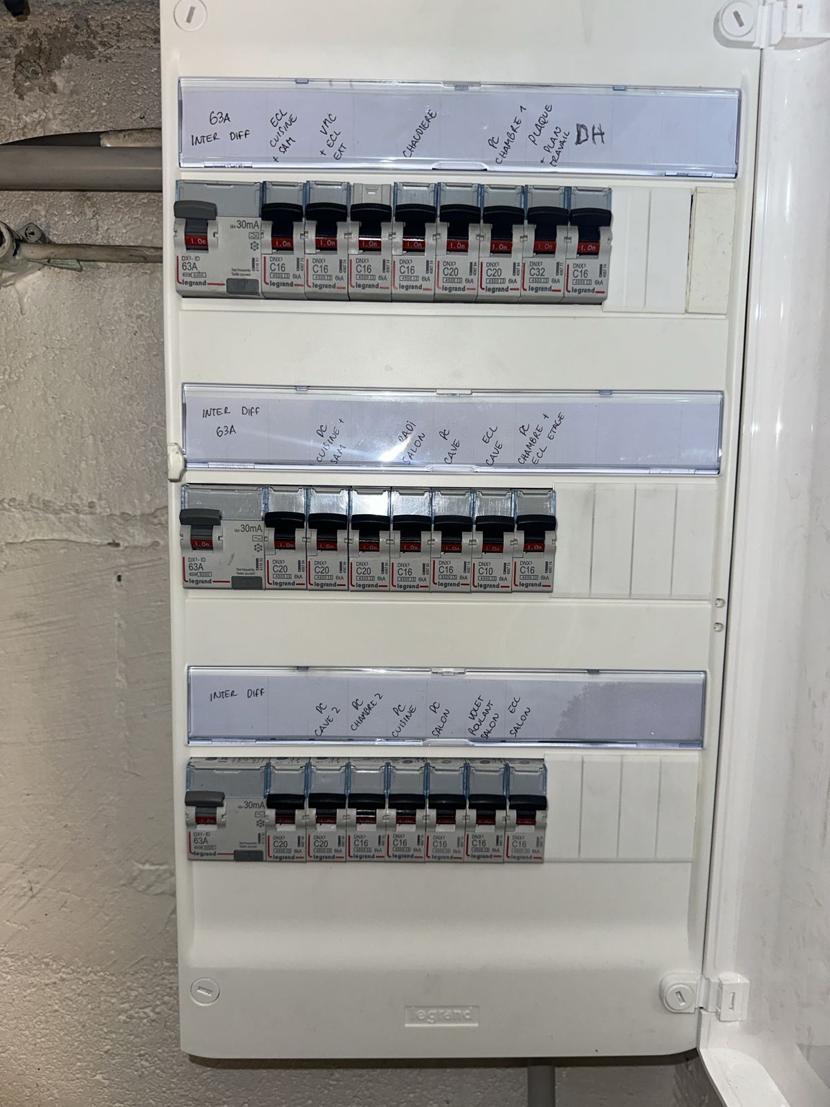 Nouveau tableau Legrand 3 rangées avec 3 interrupteurs différentiels 30 mA et circuits étiquetés