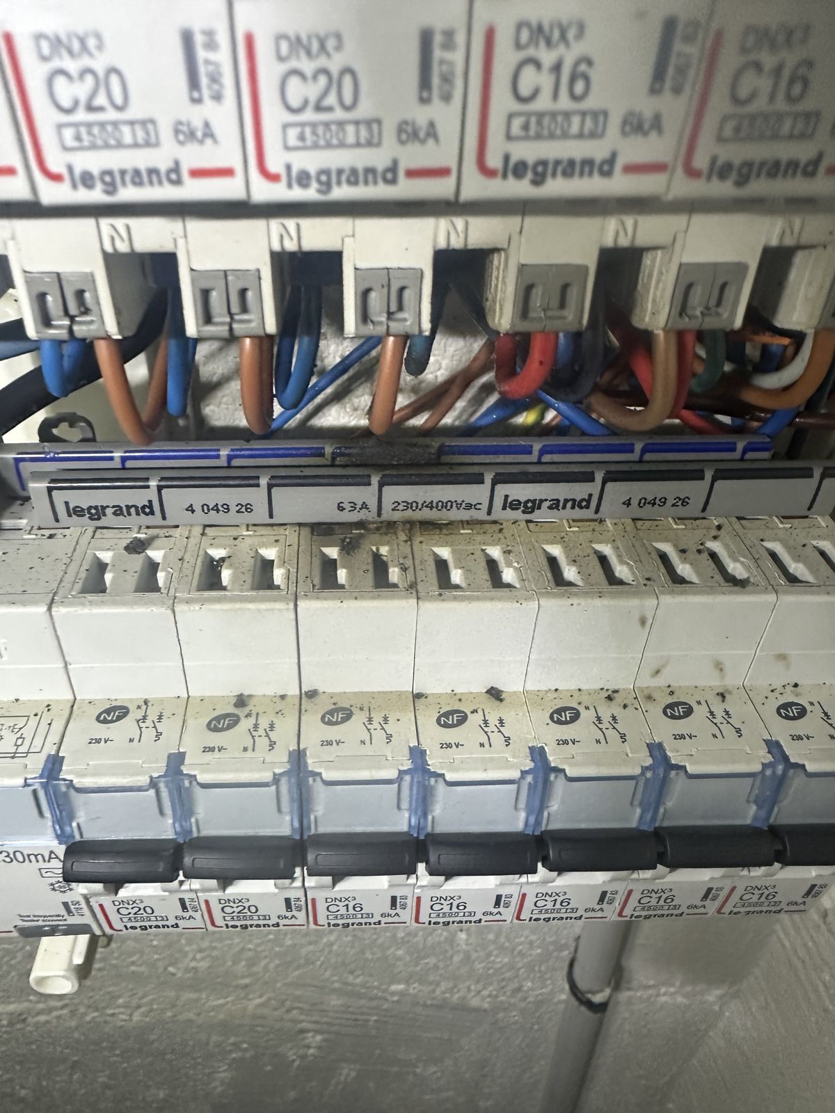 Peigne d'alimentation fondu et traces de suie sur un tableau électrique à Bondy