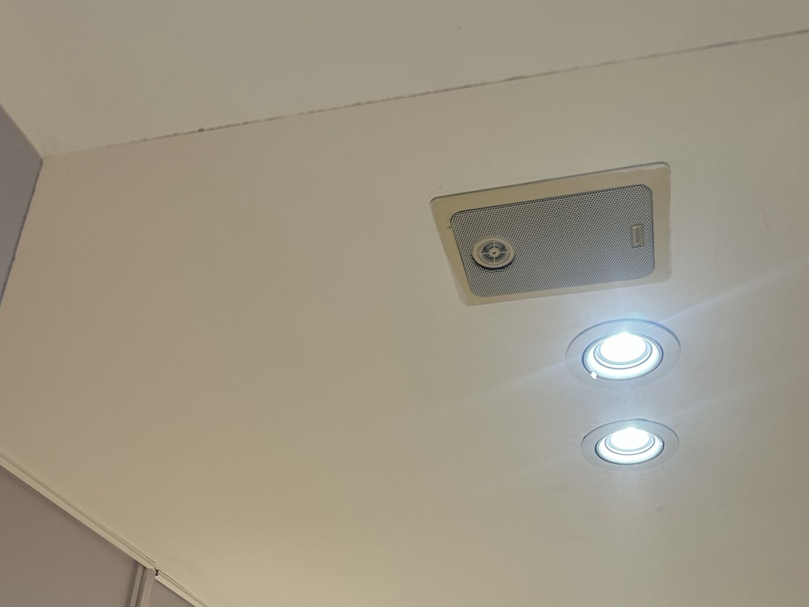 Spots LED encastrés posés et alignés au plafond de la boutique