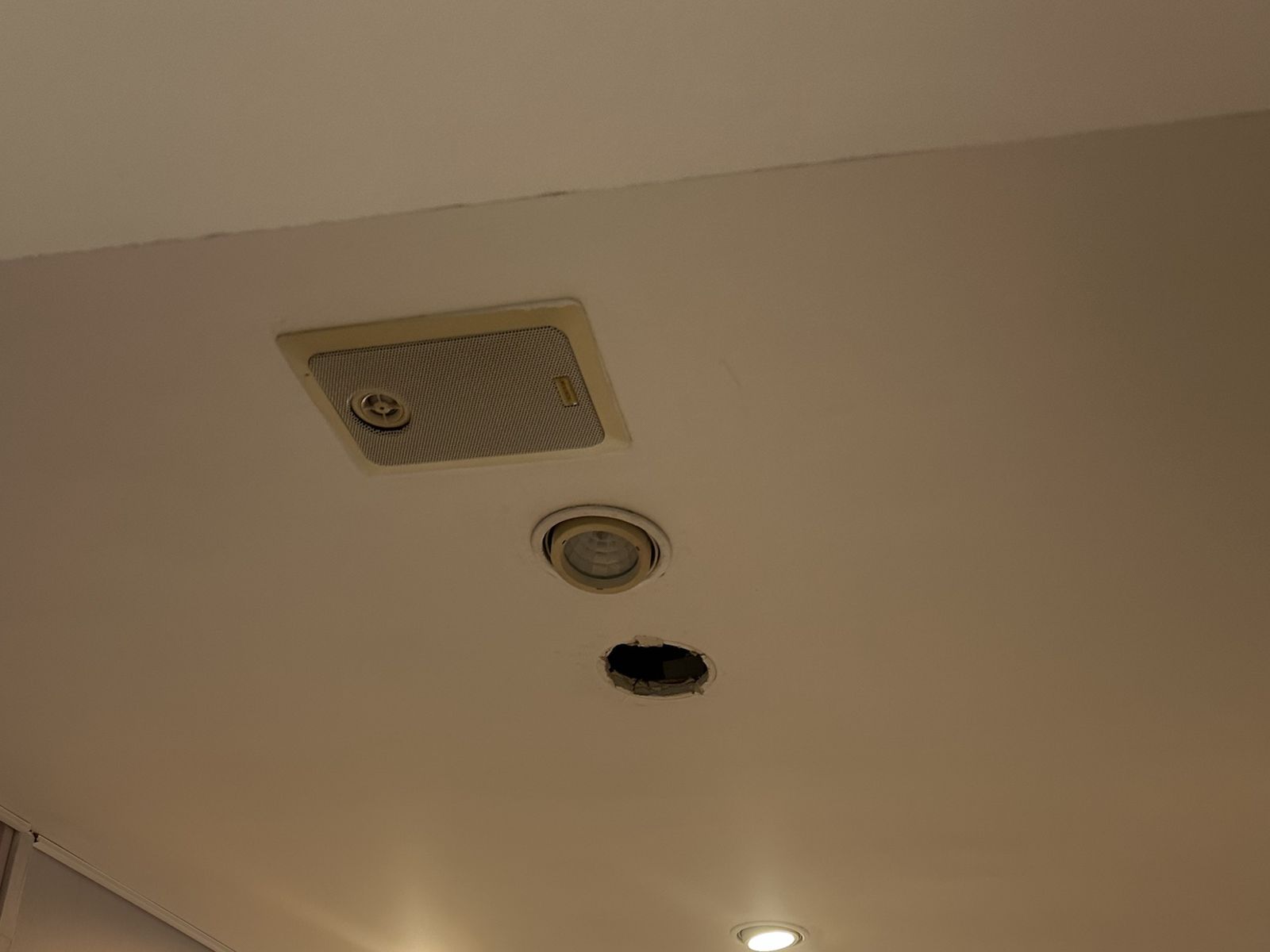 Plafond de boutique avec spot manquant et trou d'encastrement