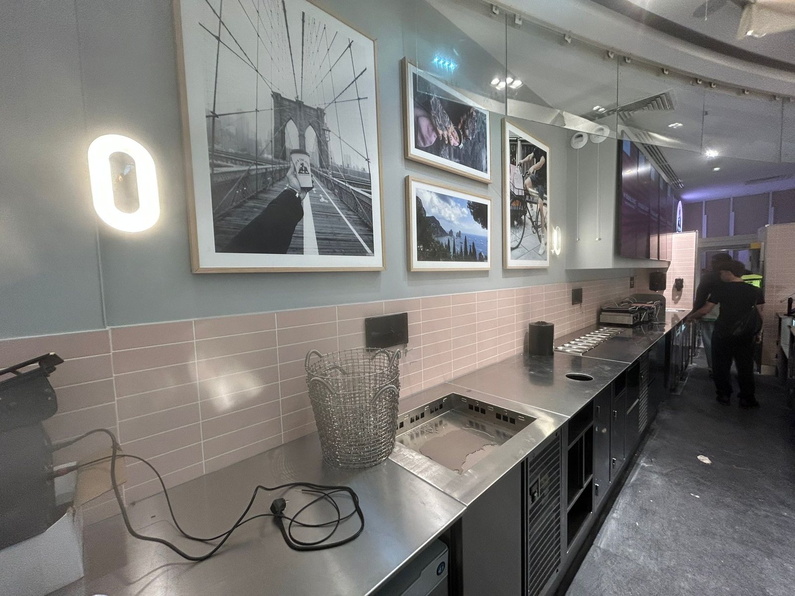 Finitions comptoir et éclairage mural