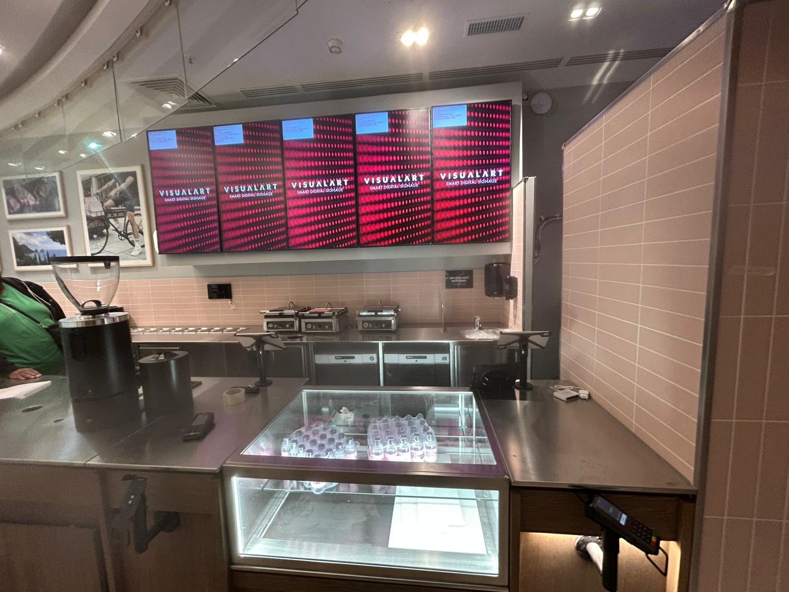 Écrans digitaux alimentés sur mur équipé
