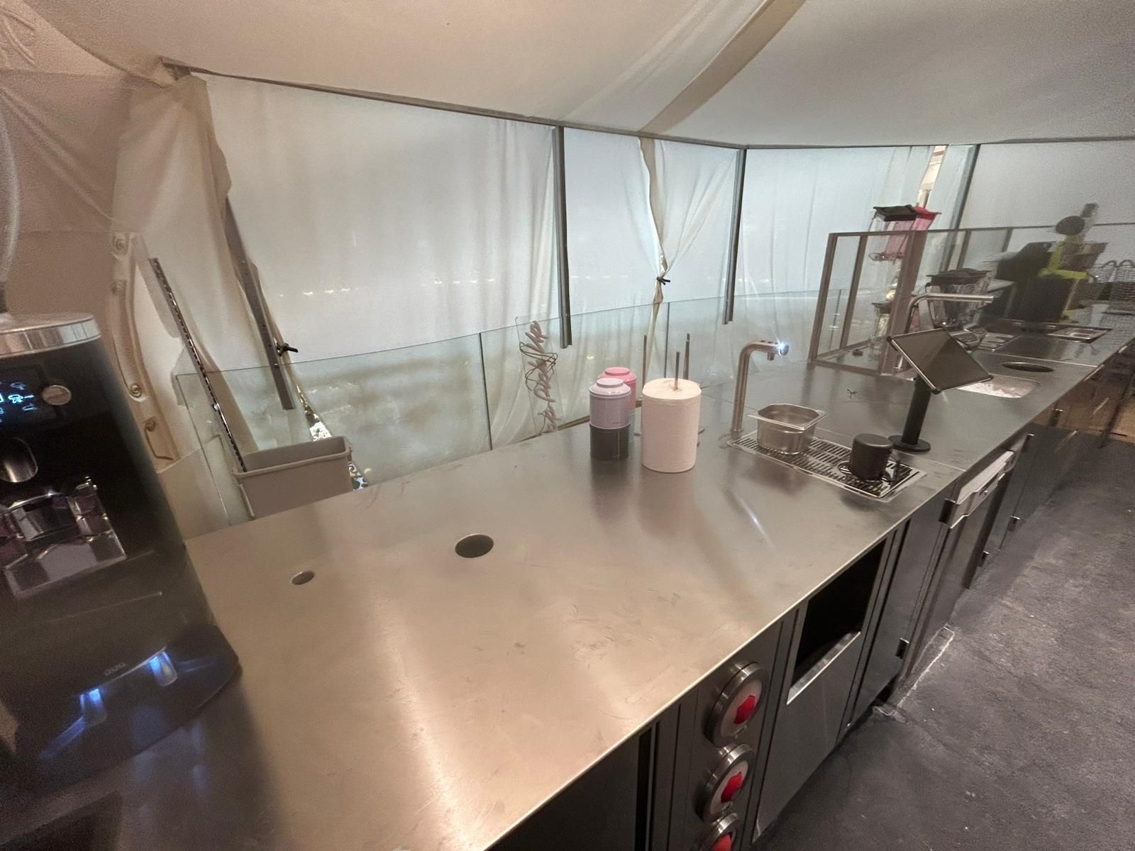 Plan de travail inox avec équipements professionnels alimentés