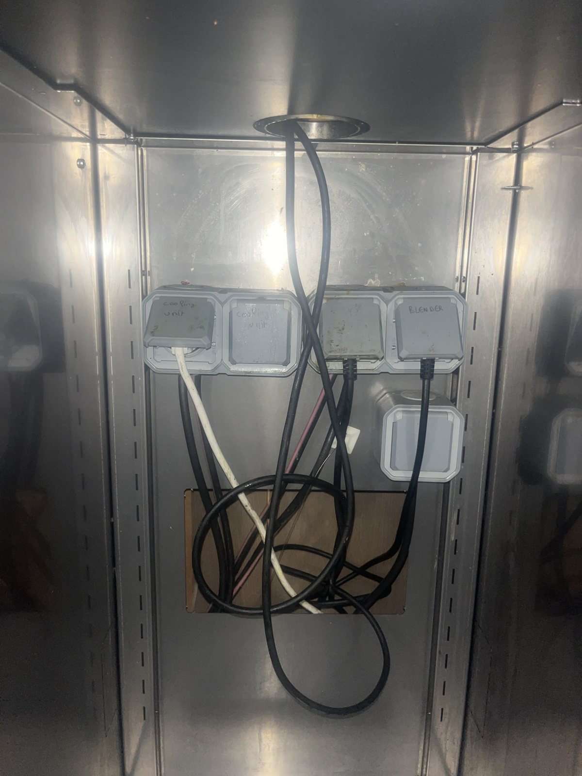 Prises étiquetées cooling unit et blender, finies