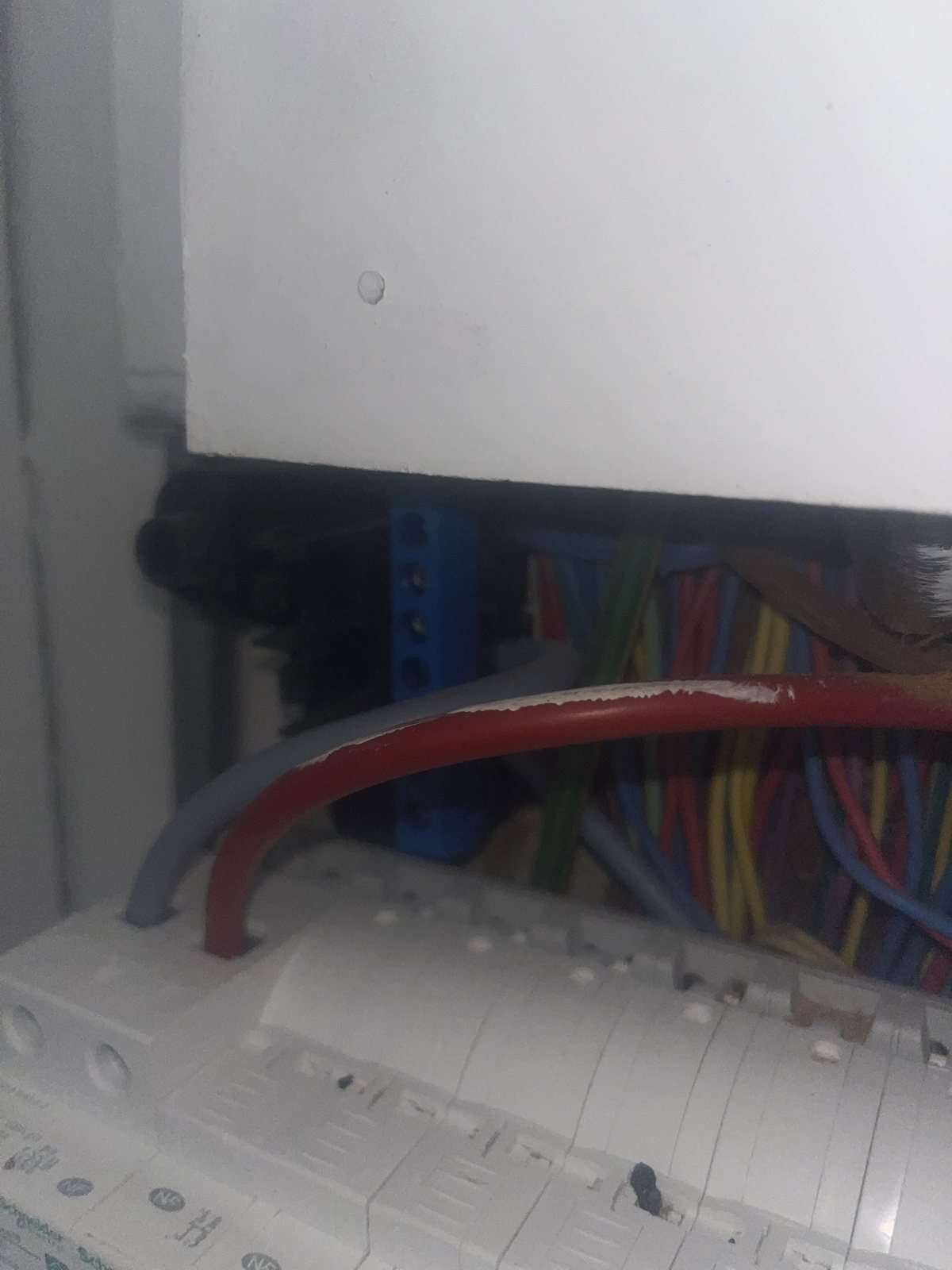 Tableau électrique ouvert, raccordement en cours