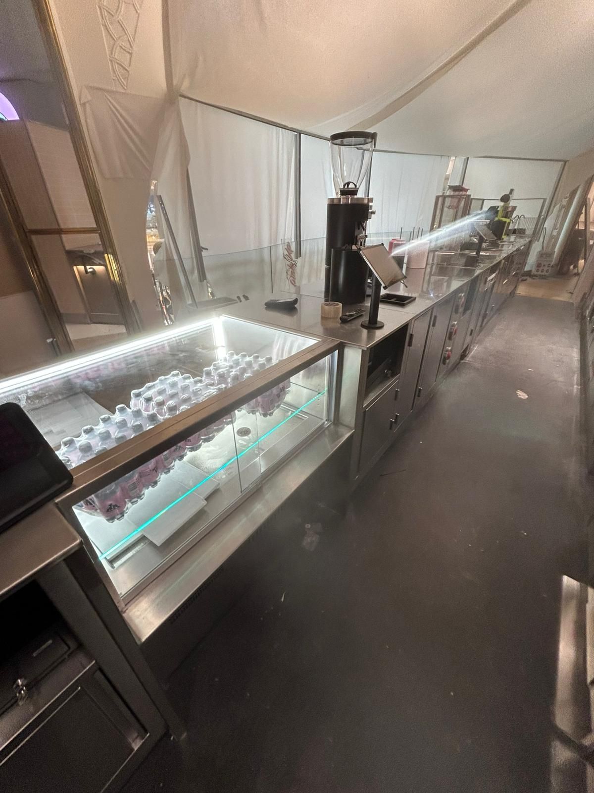 Vitrine réfrigérée avec éclairage LED raccordée