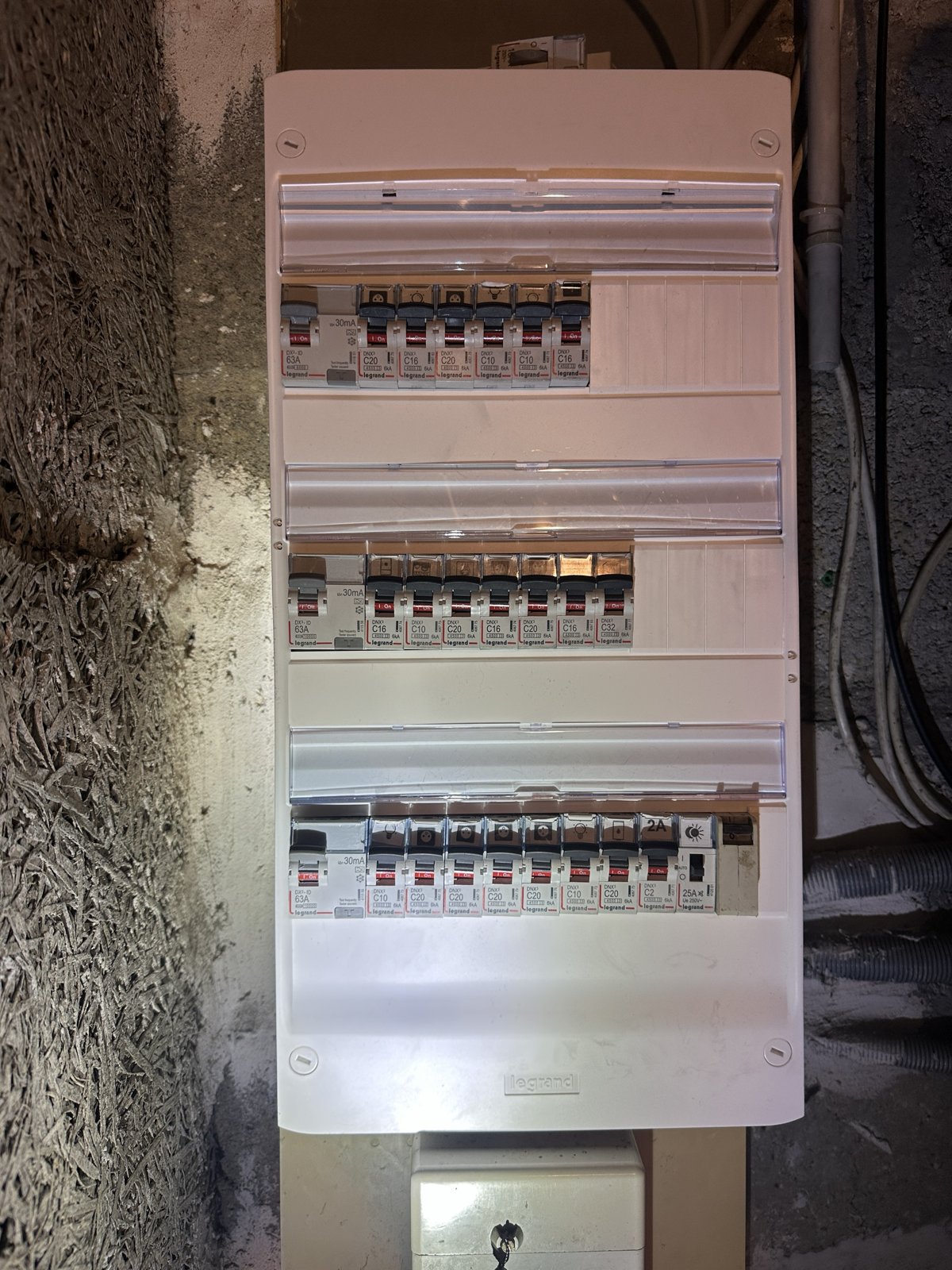 Nouveau tableau Legrand triple rangée avec pictogrammes