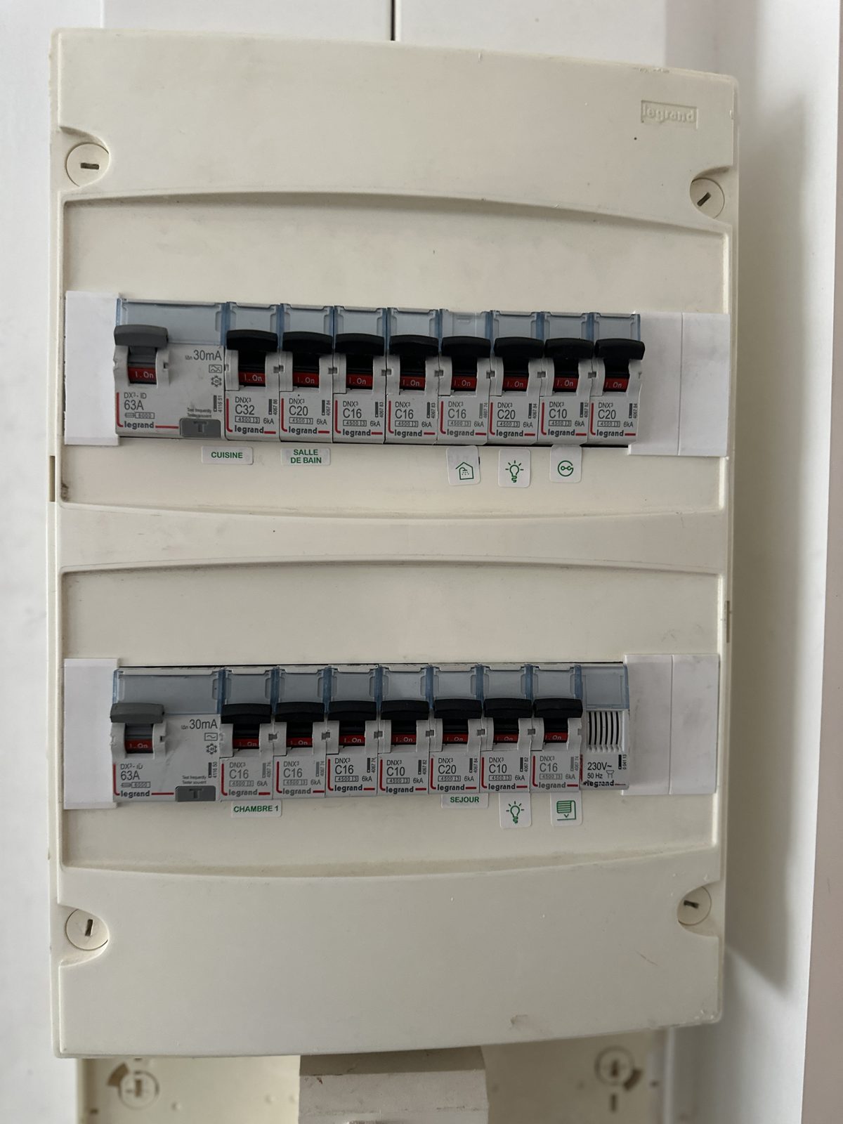 Nouveau tableau Legrand avec 2 différentiels 63 A, après remplacement