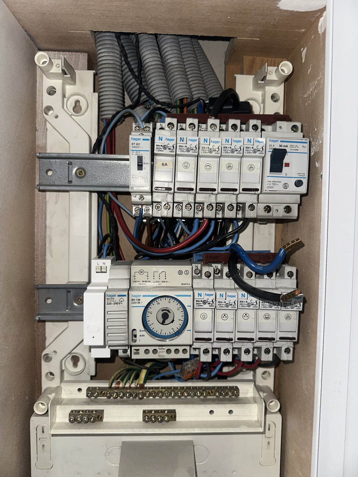 Tableau électrique Hager en cours de raccordement