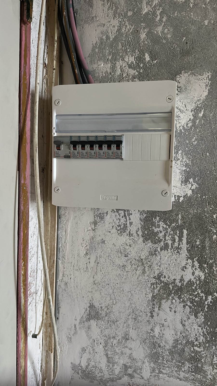Nouveau tableau Legrand déplacé dans le couloir, conforme NF C 15-100