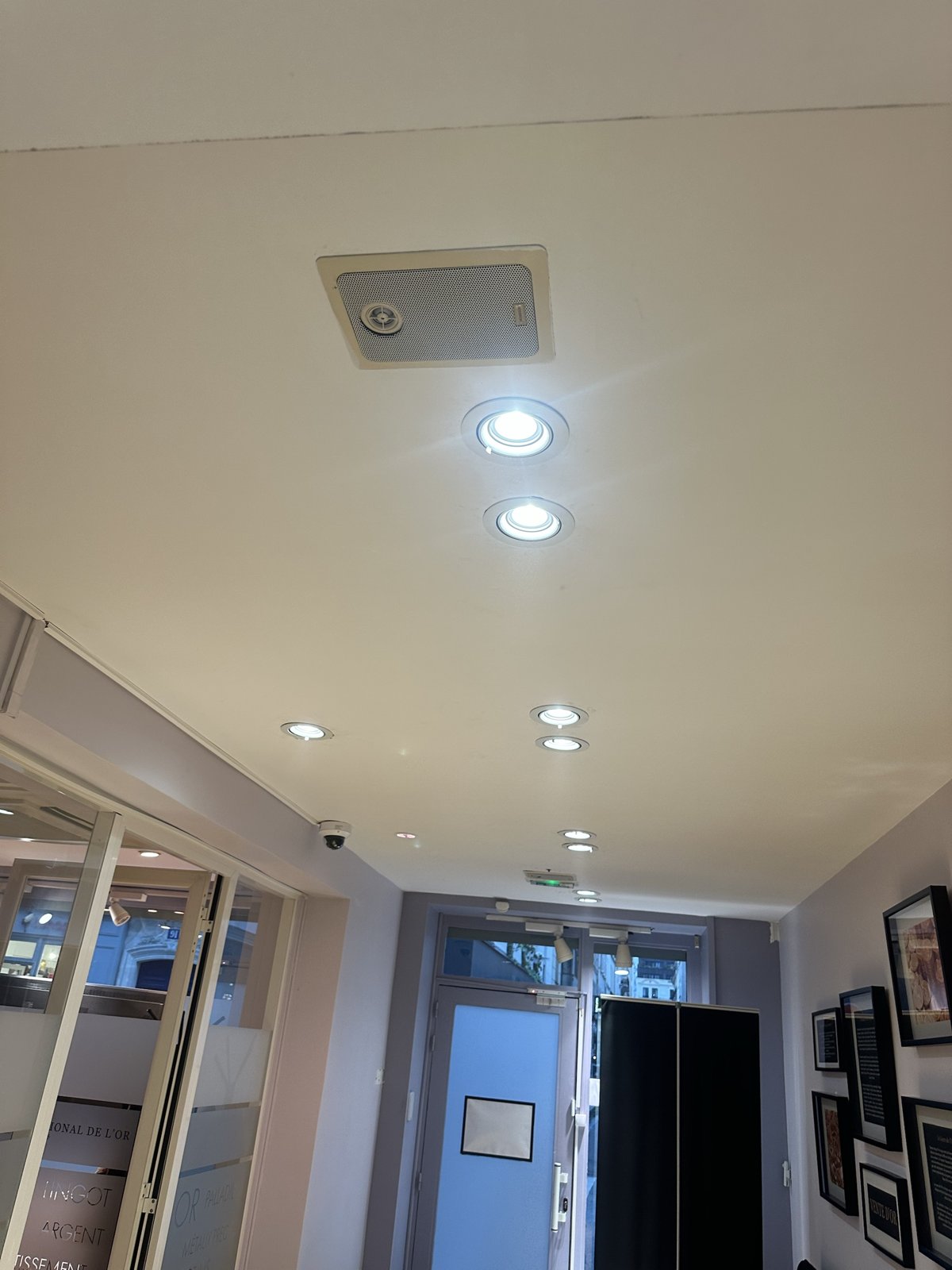 Spots LED installés et raccordés, plafond éclairé