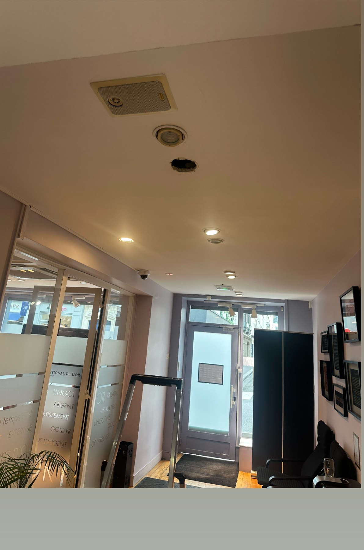 Trou au plafond, spot électrique manquant, commerce