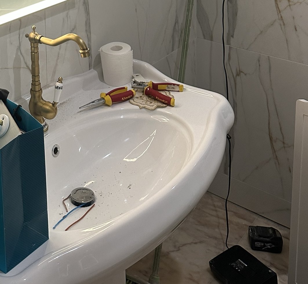 Raccordement électrique du miroir, outils sur la vasque