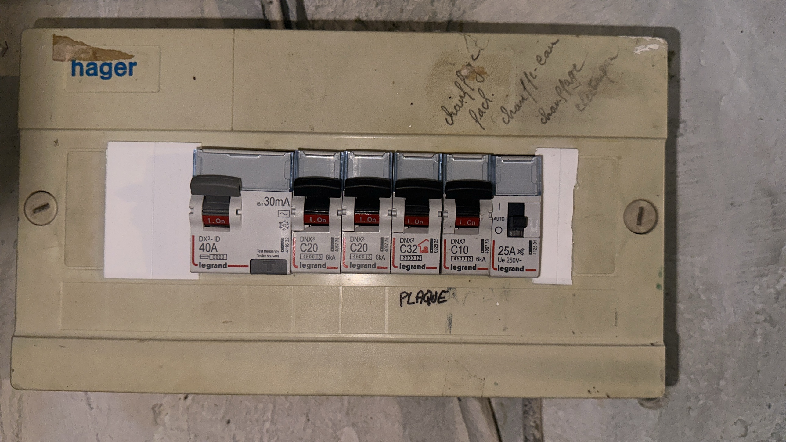 Contacteur jour/nuit installé et raccordé sur le tableau électrique