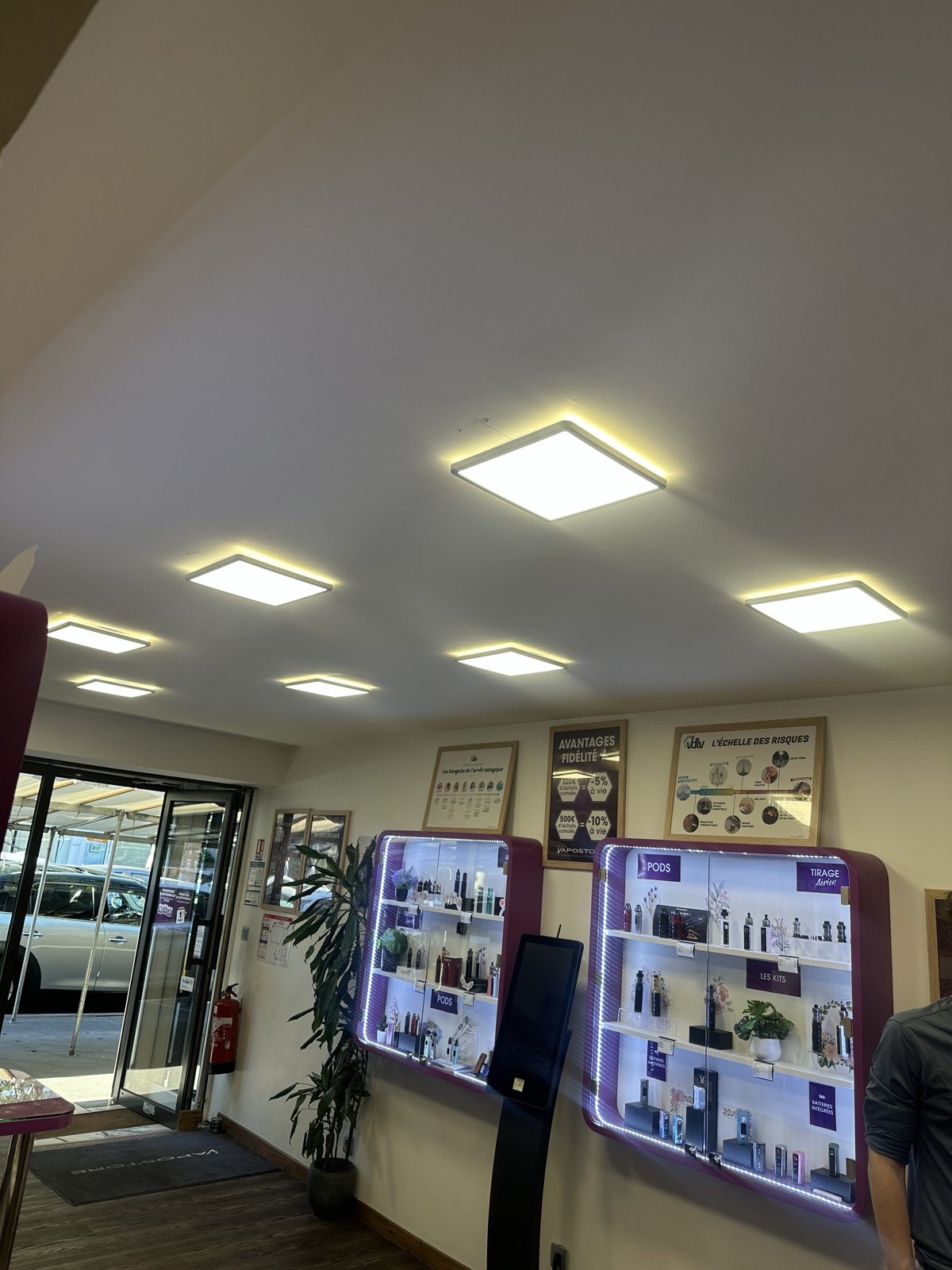 7 dalles LED homogènes, boutique bien éclairée