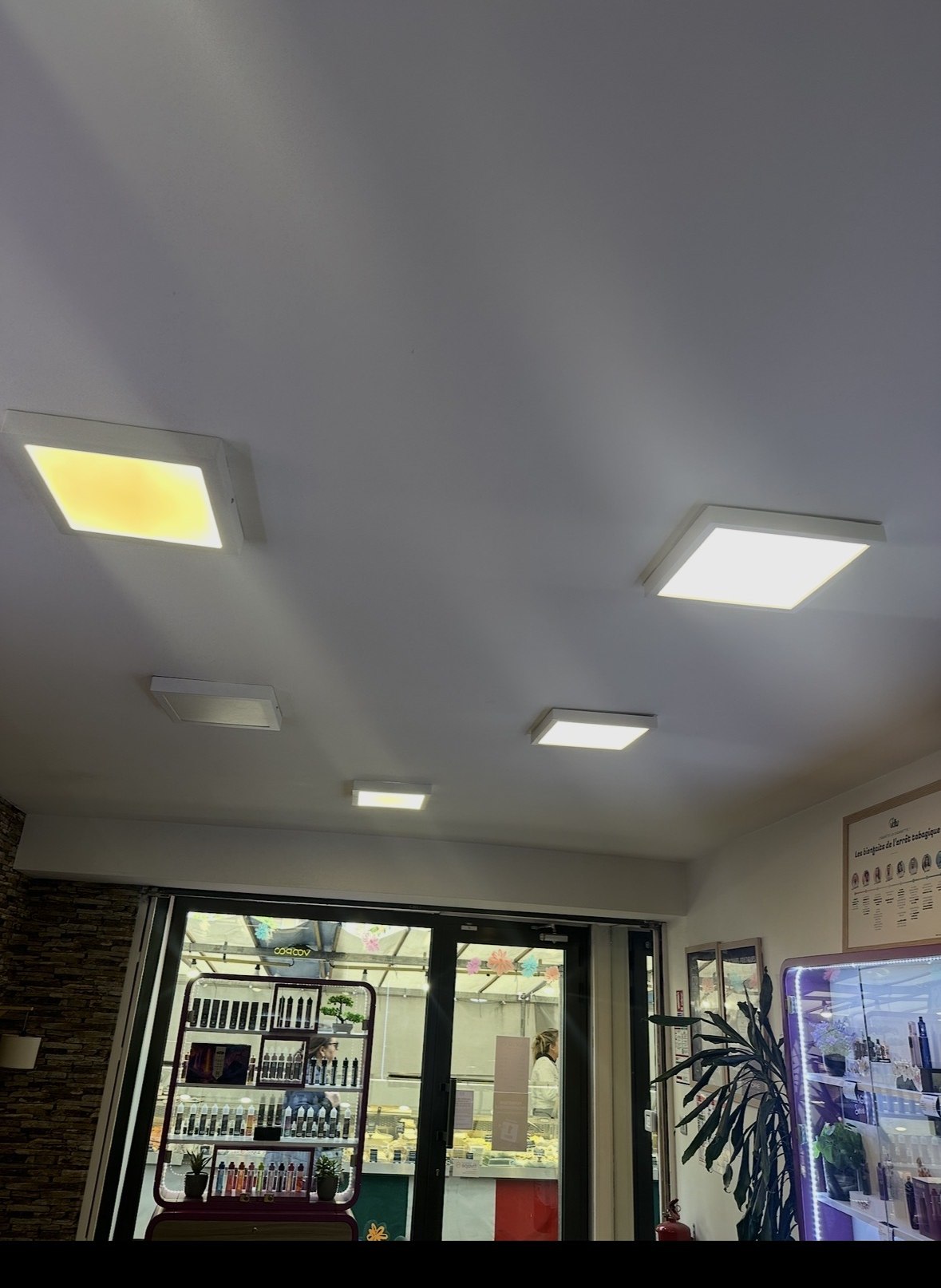 Éclairage insuffisant, dalles LED dépareillées